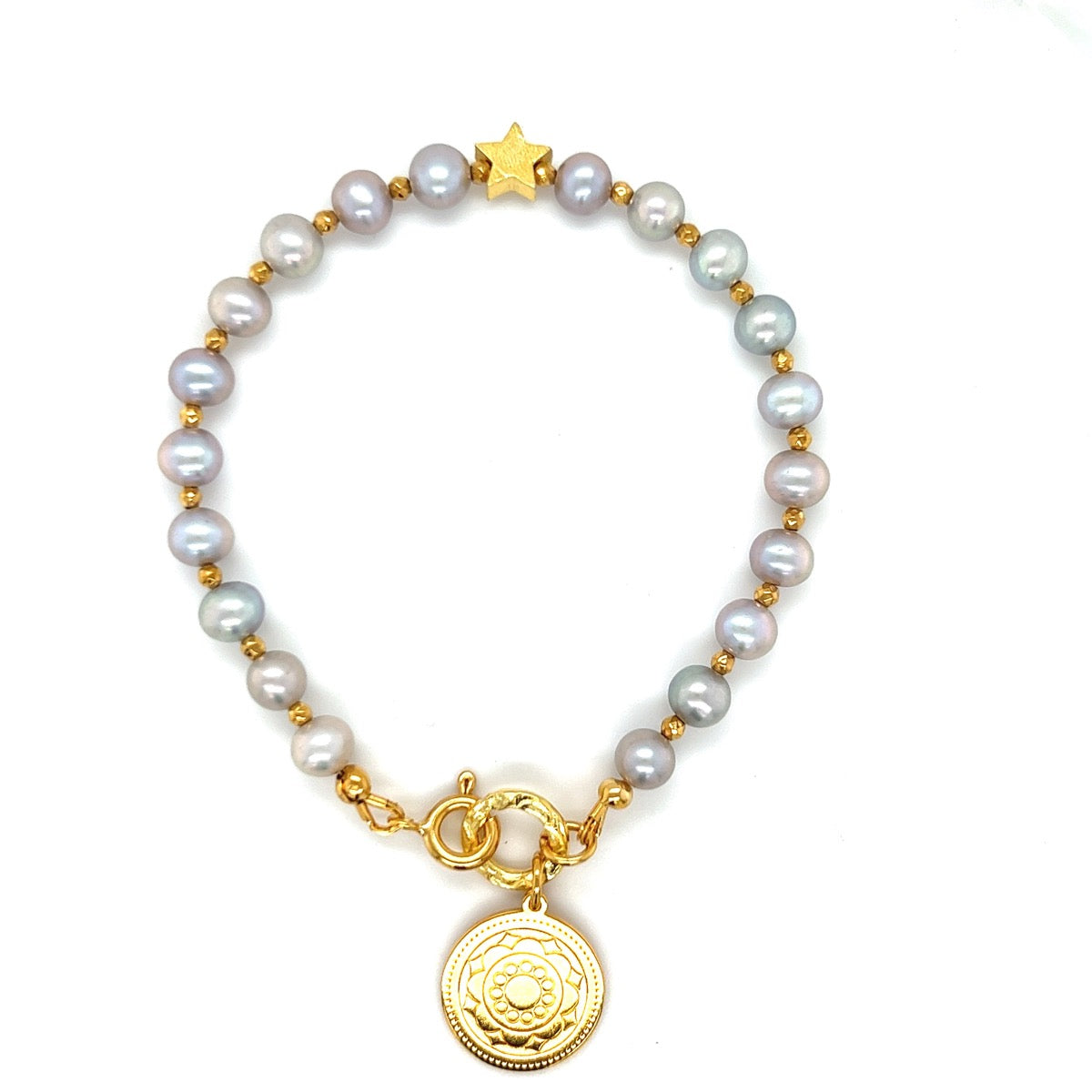 Srebrzysta bransoletka Lady Star z perłami od Ewa Mrochen Jewellery, detal z delikatnym designem i błyszczącymi perłami.
