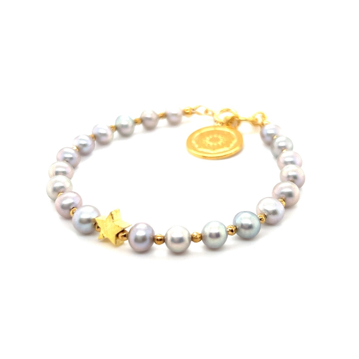 Srebrzysta bransoletka Lady Star z perłą od Ewa Mrochen Jewellery, ozdobiona eleganckimi elementami biżuterii.