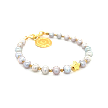 Srebrzysta bransoletka Lady Star z perłą, elegancka biżuteria od Ewa Mrochen Jewellery na nadgarstek.