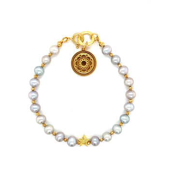 Srebrzysta bransoletka Lady Star z perłą, elegancki dodatek od Ewa Mrochen Jewellery na nadgarstek.