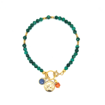 Malachitowa bransoletka Hart Ducha od Ewa Mrochen Jewellery na nadgarstku, ręcznie wykonana z naturalnych kamieni.