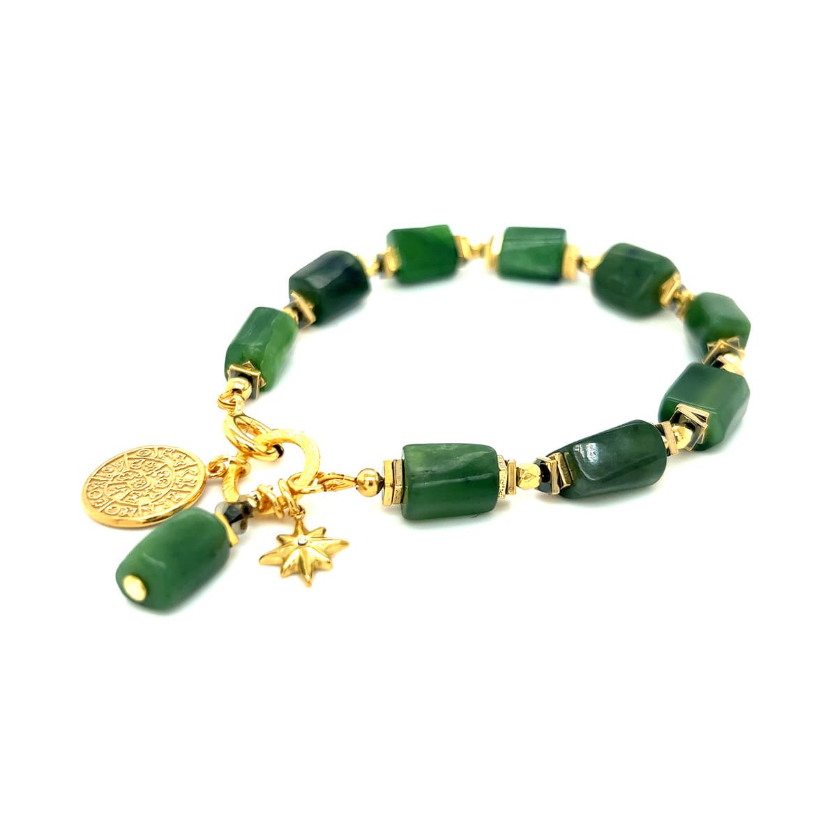 Bransoletka z nefrytu Ewa Mrochen Jewellery na nadgarstku, elegancka i naturalna biżuteria kamienna.