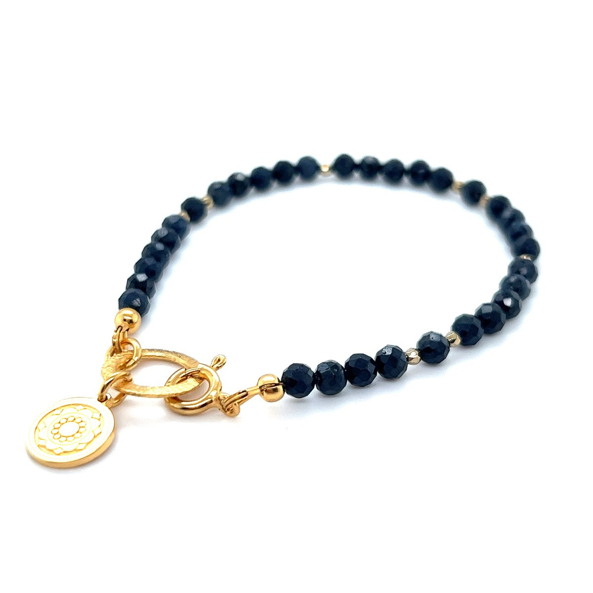 Bransoletka Ewa Mrochen Jewellery z szafirem i motywem Moc szlachetności na delikatnym łańcuszku, elegancki dodatek do eleganckich stylizacji