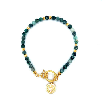 Srebrna bransoletka z szmaragdem od Ewa Mrochen Jewellery symbolizująca miłość i bogactwo, z delikatnym wykończeniem.