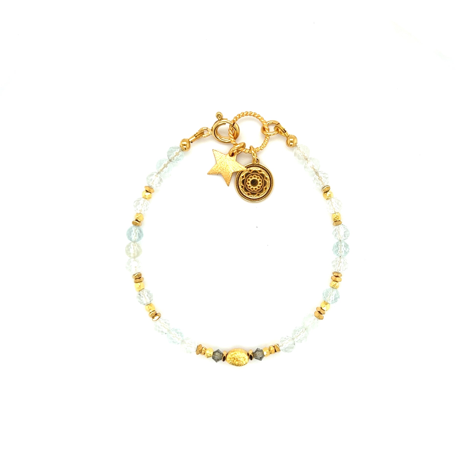 Błękitna bransoletka Topaz Magia Łagodności od Ewa Mrochen Jewellery na nadgarstku, elegancki i subtelny design