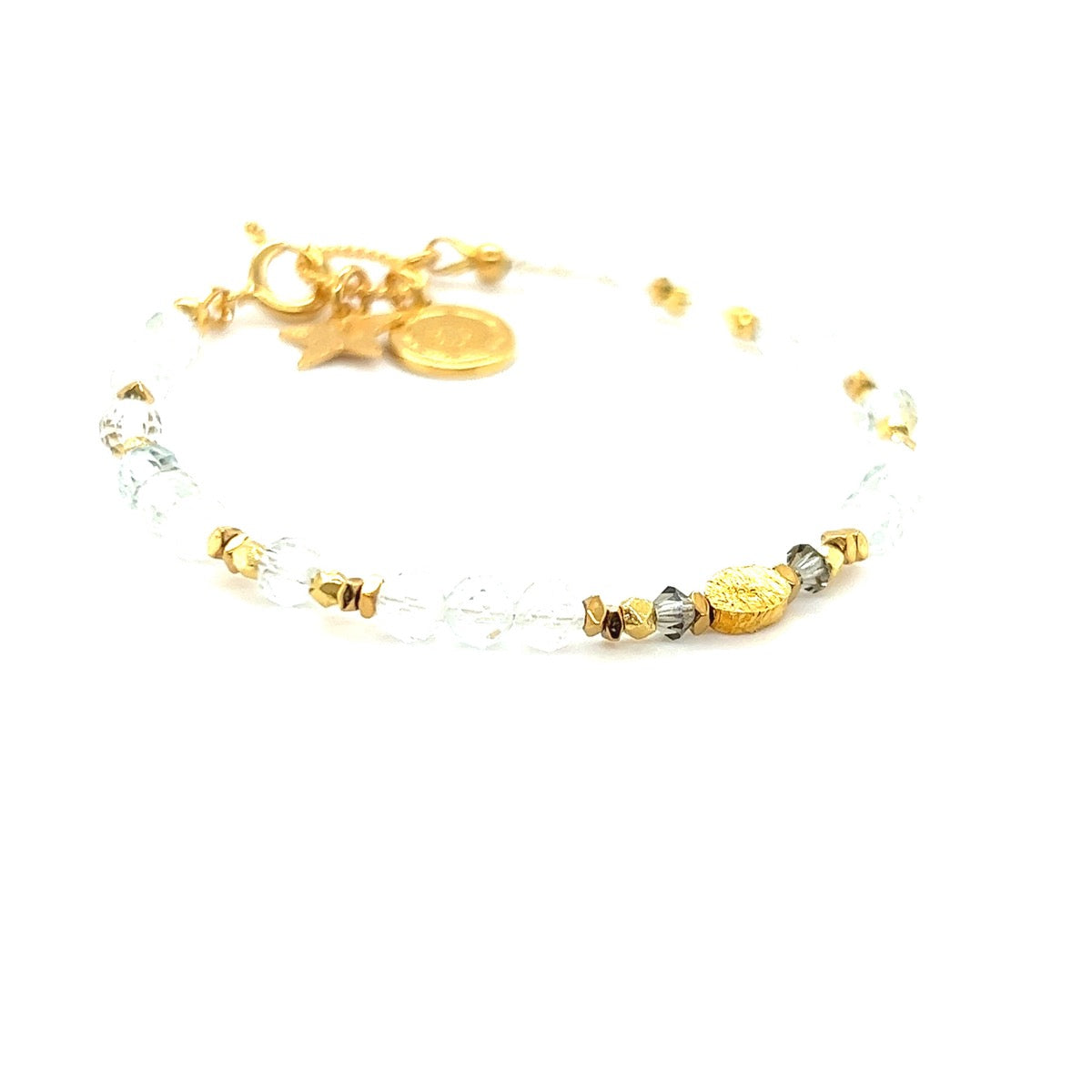 Bransoletka Topaz Błękitny Magia Łagodności od Ewa Mrochen Jewellery, z niebieskim topazem i delikatnym designem na zdjęciu.