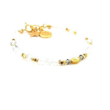 Bransoletka Topaz Błękitny Magia Łagodności od Ewa Mrochen Jewellery, z niebieskim topazem i delikatnym designem na zdjęciu.