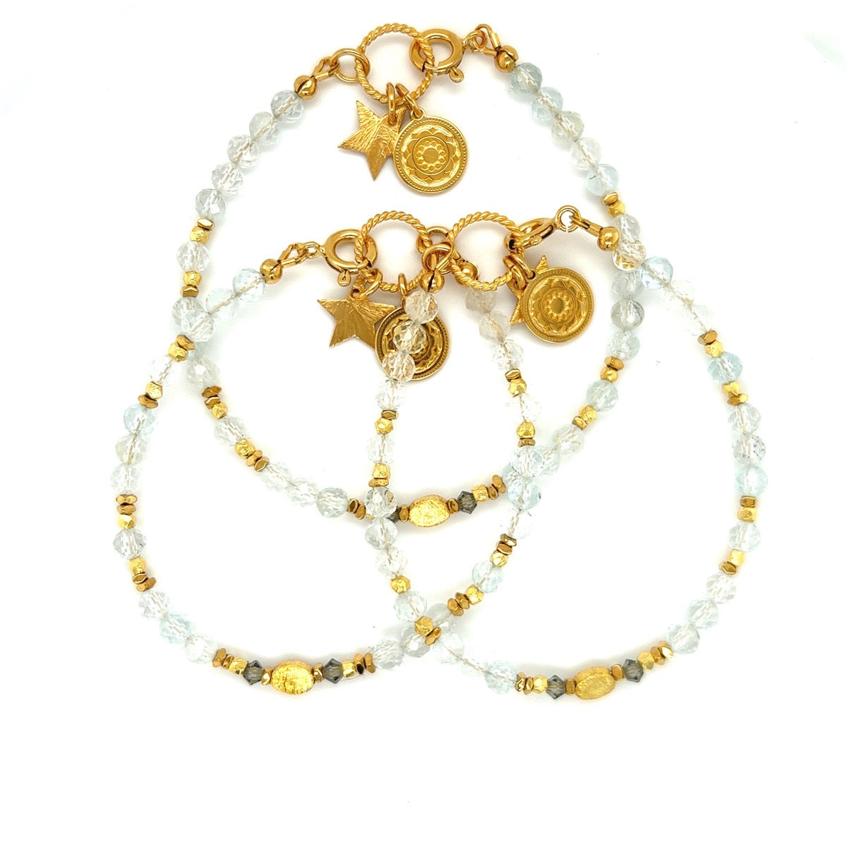 Błękitna bransoletka Magia Łagodności Ewa Mrochen Jewellery z topazem i delikatnym designem na zdjęciu.