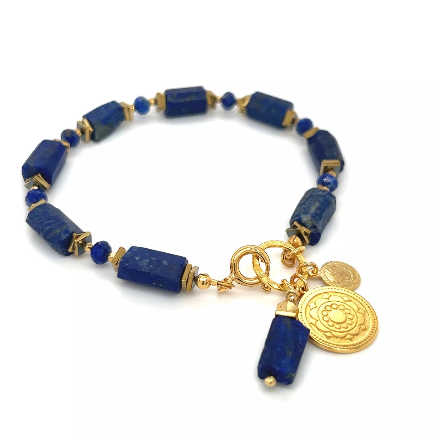 Bransoletka z lapisem lazuli marki Ewa Mrochen Jewellery, ozdobiona kamieniami symbolizującymi mądrość i wewnętrzną harmonię.