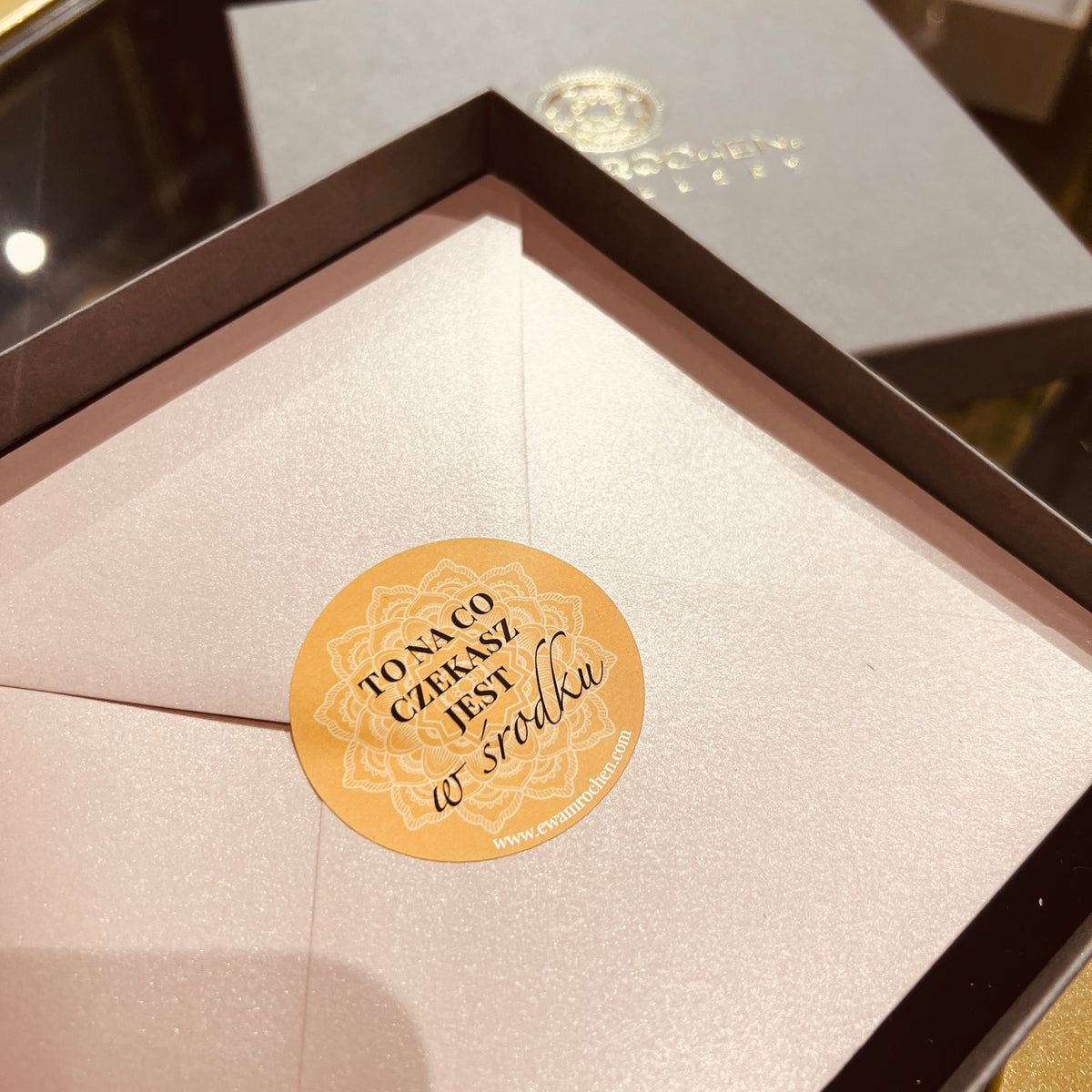 Klejnotowa karta podarunkowa od Ewa Mrochen Jewellery, elegancka karta prezentowa na 500 zł z delikatnym designem.