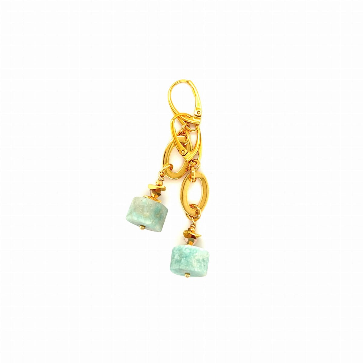 Długie kolczyki z amazonitu od Ewa Mrochen Jewellery, ozdobione naturalnymi kamieniami, wiszące na uszach.