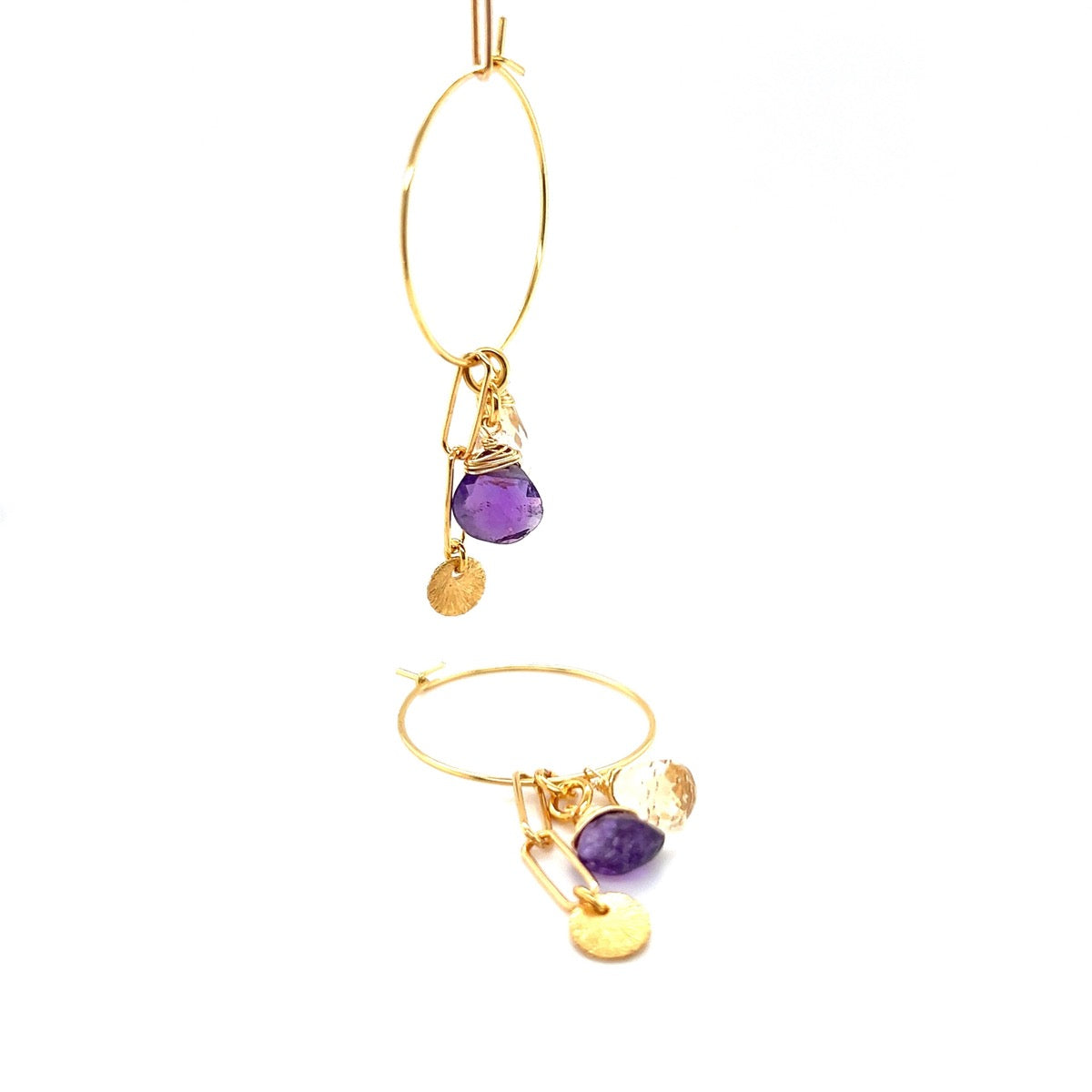 Kolczyki Ewa Mrochen Jewellery z cytrynem i ametystem, delikatne i eleganckie, na srebrnym sztyfcie, na tle białego tła