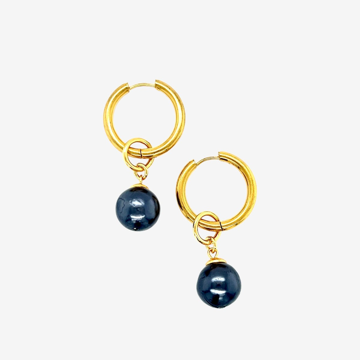 Czarne kolczyki Perła Wielka Księżna od Ewa Mrochen Jewellery z perłami i eleganckim designem na białym tle