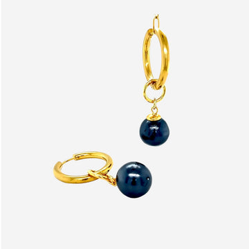 Czarne perły kolczyki Ewa Mrochen Jewellery, eleganckie i stylowe, z dużymi perłami na srebrnym sztyfcie, na białym tle