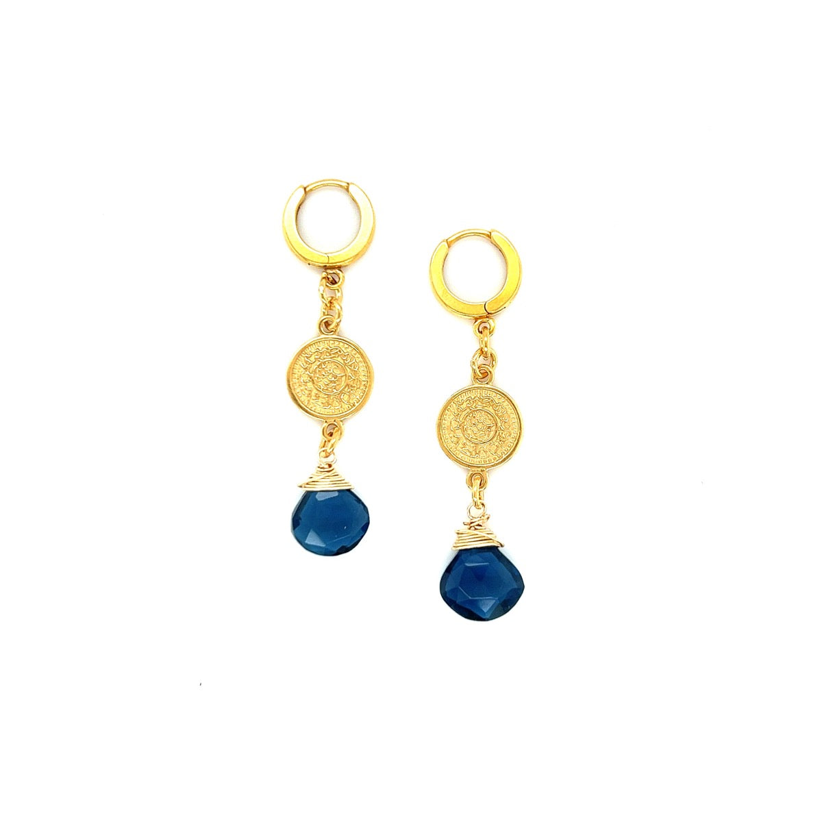 Kolczyki Iolit od Ewa Mrochen Jewellery na uszach, delikatne i eleganckie, z błyszczącym kamieniem Iolit.