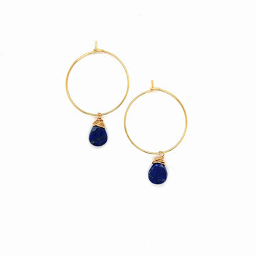 Kolczyki z lapis lazuli od Ewa Mrochen Jewellery, ozdobione naturalnym kamieniem w odcieniach nieba i pogody.