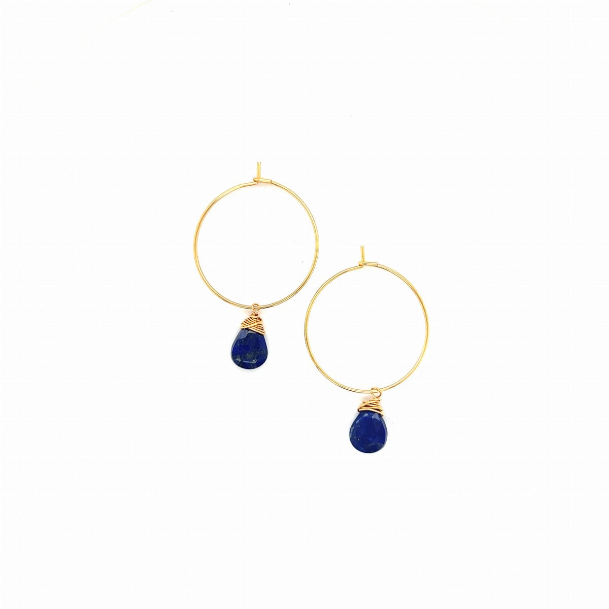 Srebrne kolczyki z lapis lazuli od Ewa Mrochen Jewellery, ozdobione niebieskimi kamieniami i delikatnym designem.