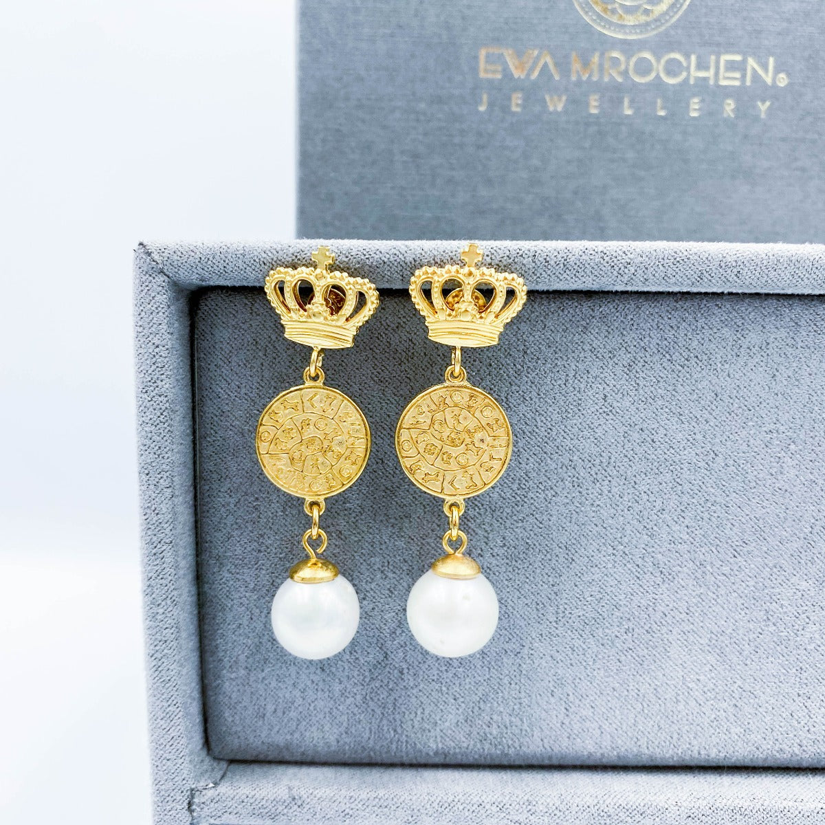 Srebrne kolczyki Perła Kolczyki Klejnot Królowej od Ewa Mrochen Jewellery z perłami i błyszczącymi kamieniami.