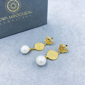 Kolczyki z perłami i klejnotem królowej od Ewa Mrochen Jewellery, eleganckie biżuteria dla kobiet.