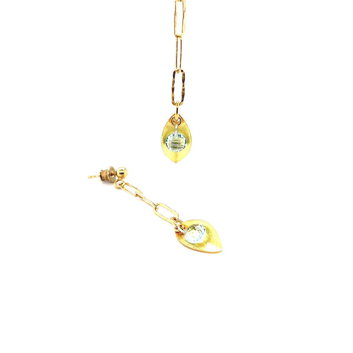 Błękitne kolczyki Topaz Blask szczęścia od Ewa Mrochen Jewellery na uszach z widocznym kamieniem i eleganckim designem