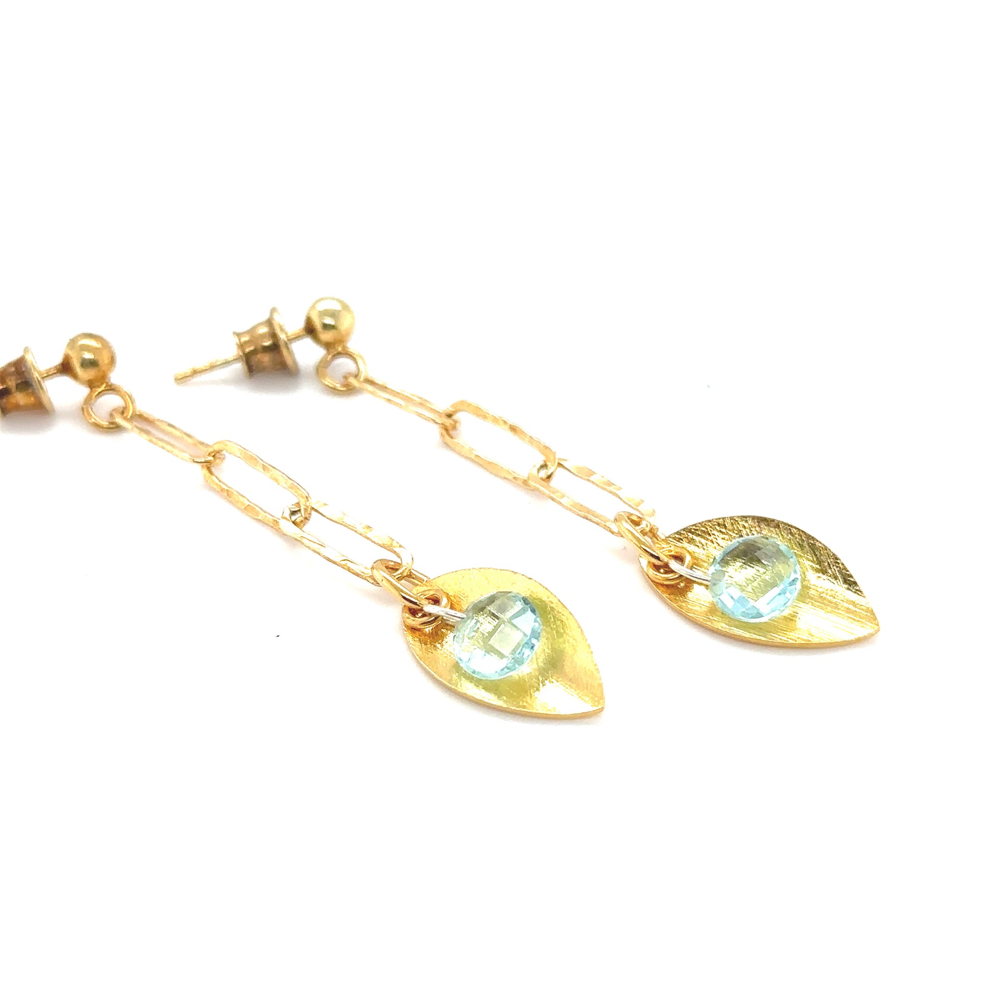 Srebrne kolczyki Ewa Mrochen Jewellery z błękitnym topazem, ozdobione kamieniami, eleganckie i błyszczące.