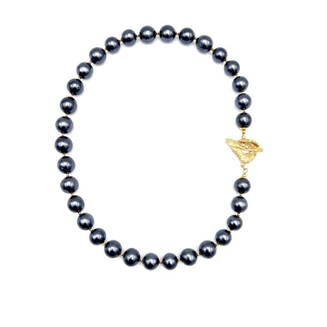 Czarny naszyjnik z perłą Wielka Księżna od Ewa Mrochen Jewellery, elegancki i ozdobny dodatek do stylizacji.