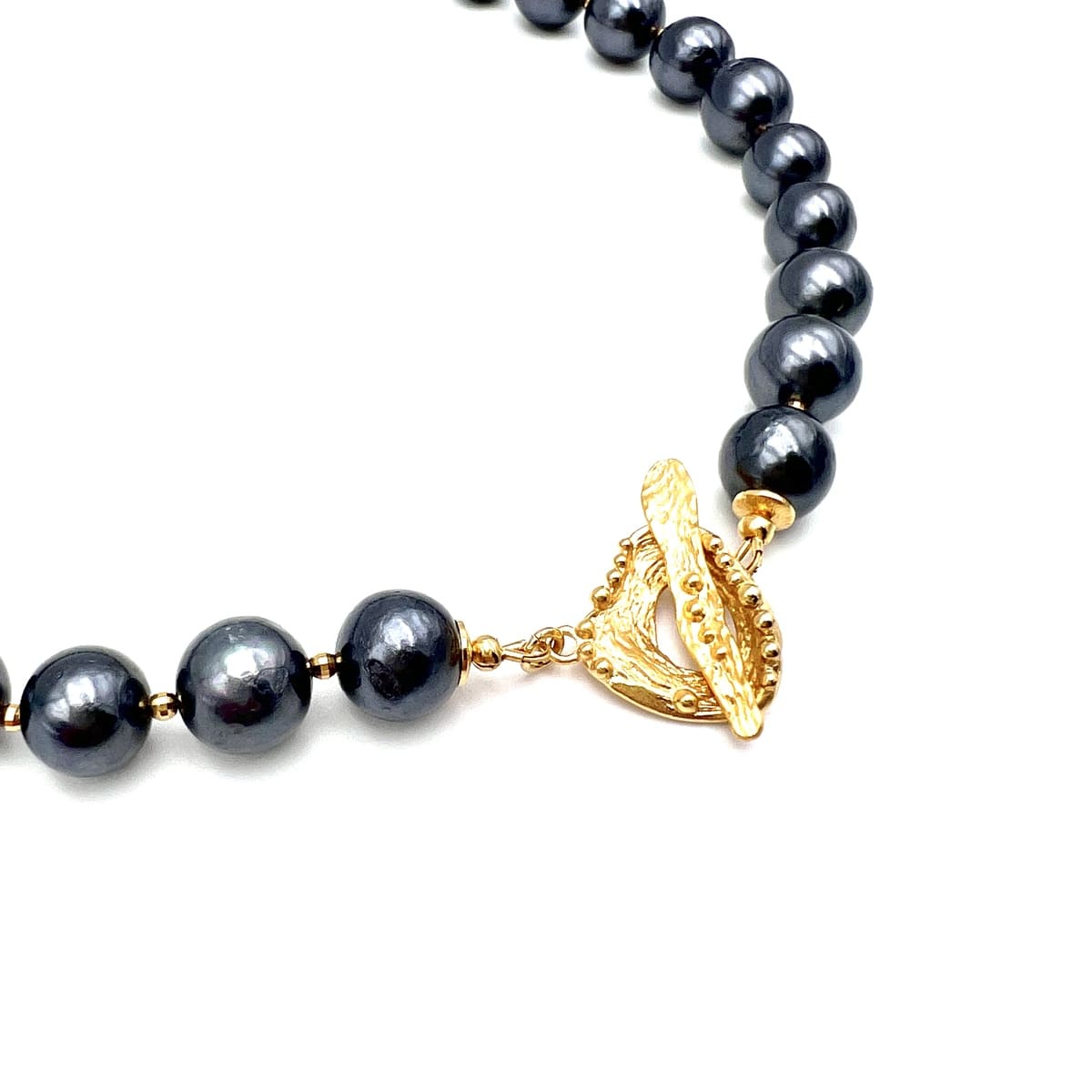 Czarny naszyjnik z perłą od Ewa Mrochen Jewellery, elegancki dodatek z dużą czarną perłą i delikatnym łańcuszkiem.