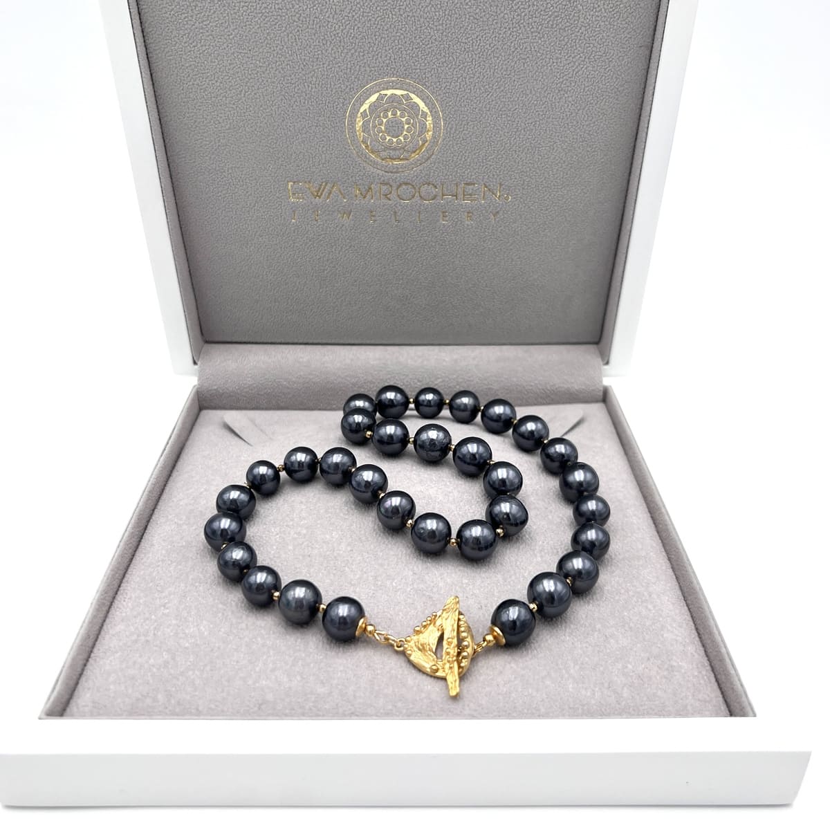 Czarny naszyjnik z perłą Wielka księżna od Ewa Mrochen Jewellery, elegancki i stylowy dodatek do stroju.