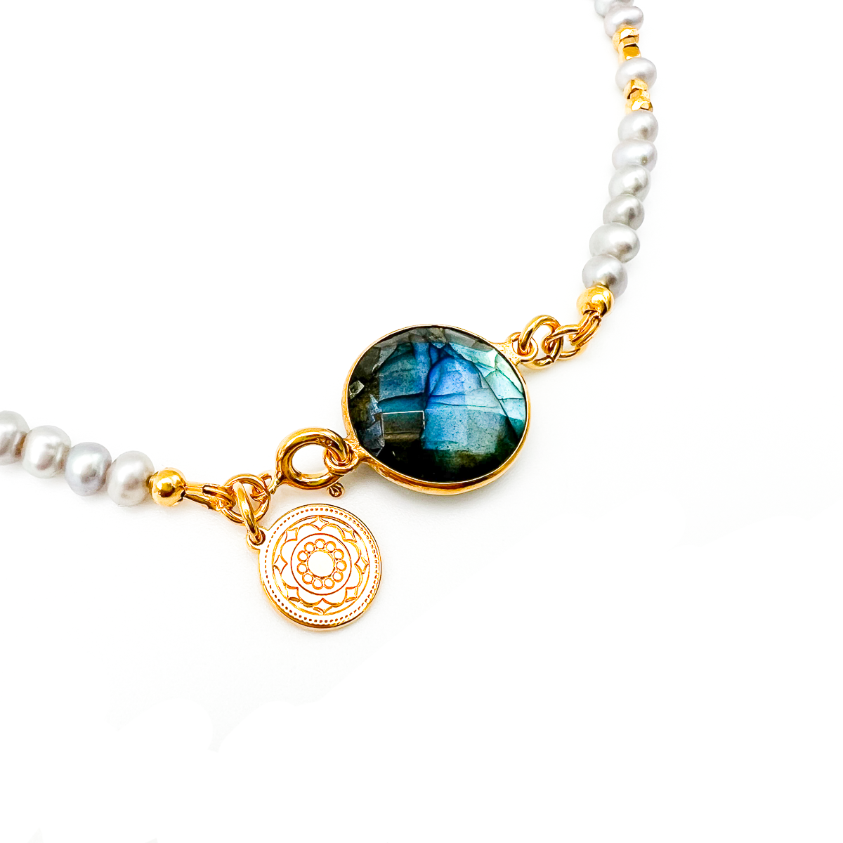 Naszyjnik z srebrzystą perłą marki Ewa Mrochen Jewellery, długość 44 cm, elegancki i subtelny biżuteria srebrna.