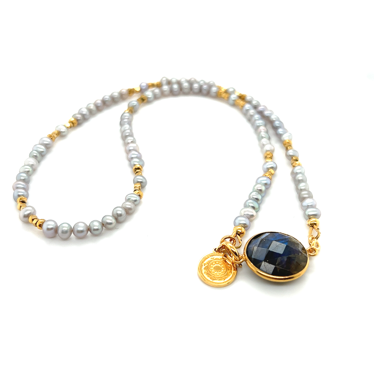 Srebrzysta perła na naszyjniku Ewa Mrochen Jewellery, długość 44 cm, elegancki naszyjnik z perłą i srebrnym wykończeniem