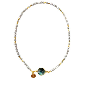 Srebrzysta perła na naszyjniku Ewa Mrochen Jewellery, delikatny srebrny naszyjnik z elegancką perłą, widoczny na zdjęciu.