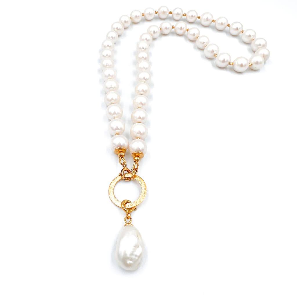 Naszyjnik z białych pereł EVE od Ewa Mrochen Jewellery, 45 cm, elegancki i delikatny biżuteryjny dodatek.
