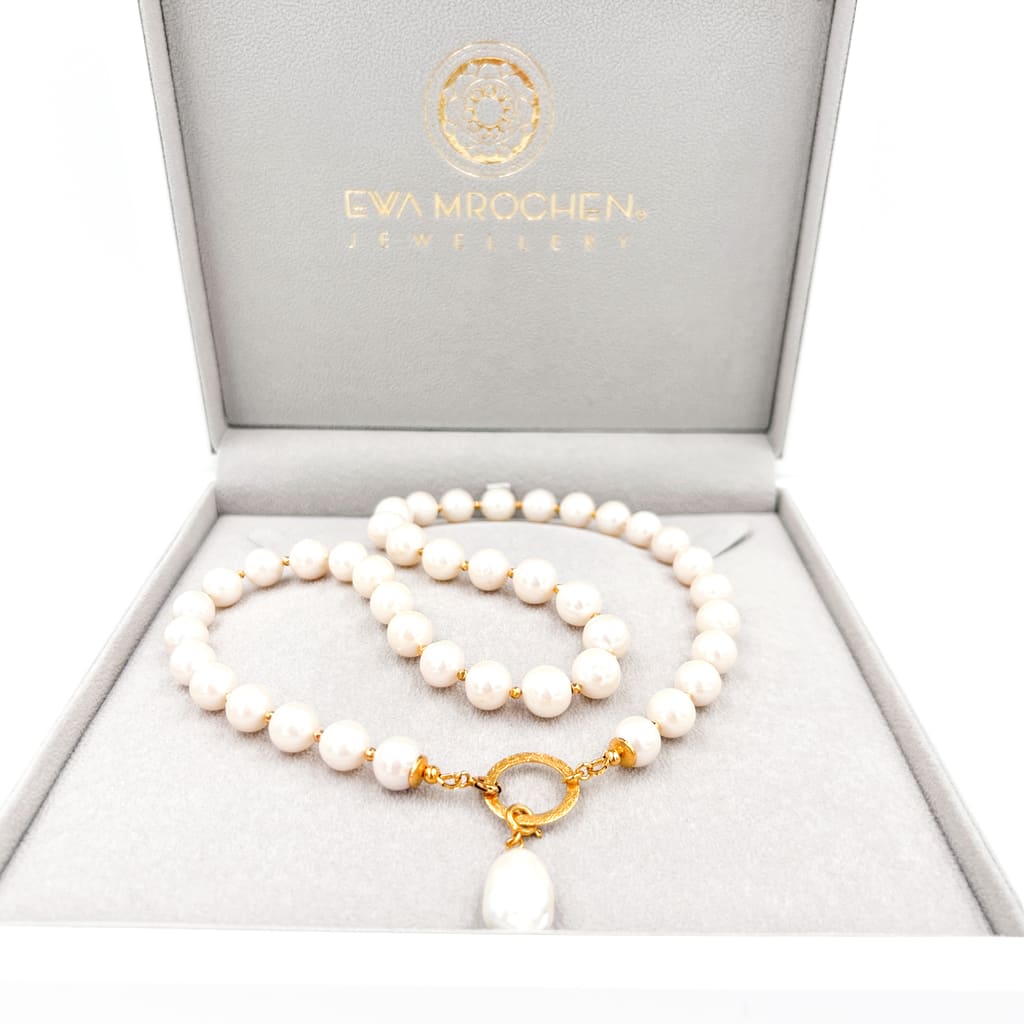 Naszyjnik z białych pereł EVE od Ewa Mrochen Jewellery, 45 cm, elegancki naszyjnik z perłami na zdjęciu.