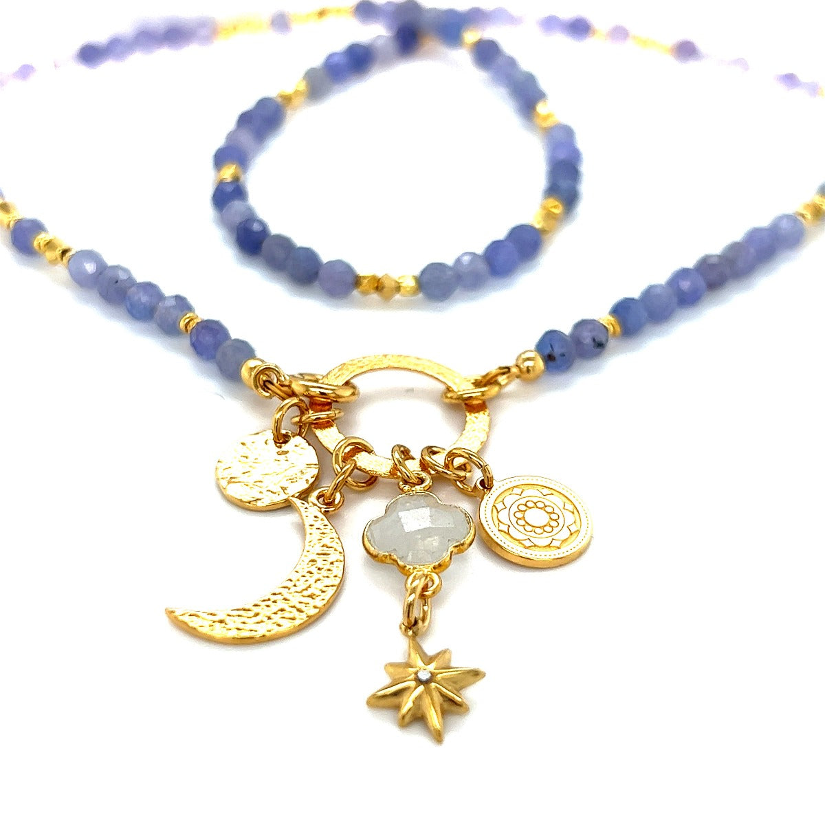 Naszyjnik Tanzanit Moc jest Kobietą od Ewa Mrochen Jewellery, elegancki biżuteryjny dodatek z niebieskim kamieniem.
