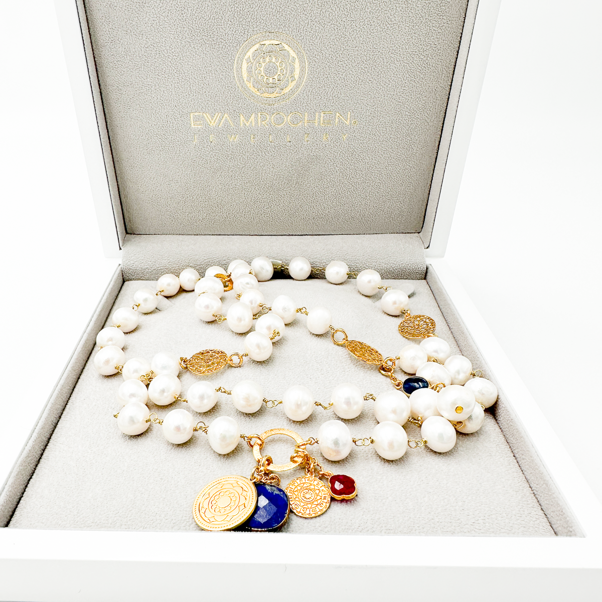 Długi naszyjnik Biała Perła od Ewa Mrochen Jewellery, kobiecy i elegancki, otulony szlachetnością, na zdjęciu.