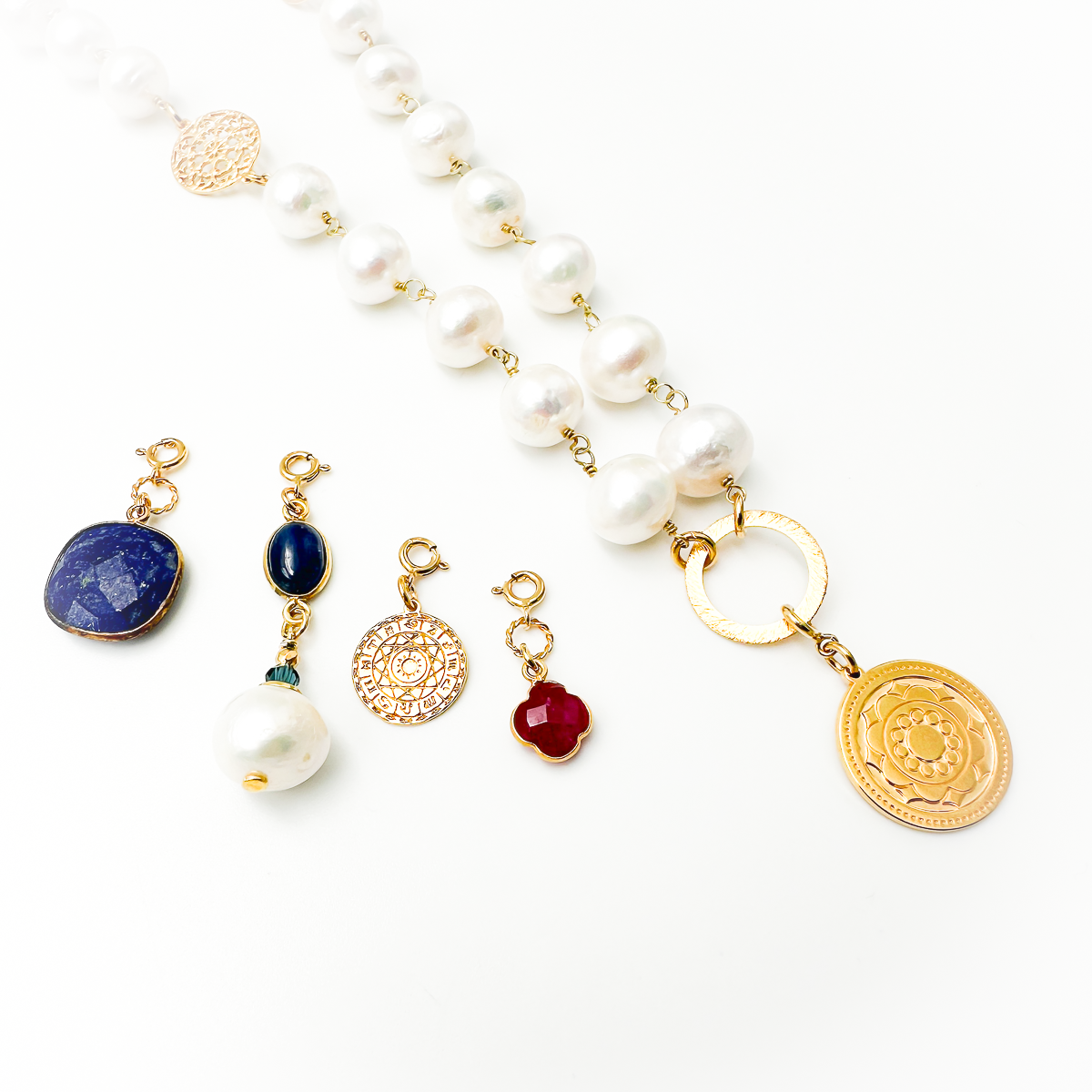 Długi naszyjnik z białą perłą i delikatnym zdobieniem, kobiecy i elegancki, od Ewa Mrochen Jewellery