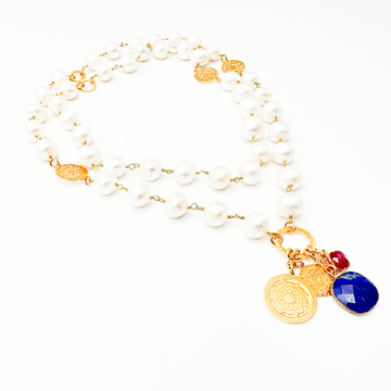 Długi naszyjnik Biała Perła od Ewa Mrochen Jewellery, kobiecy i elegancki, otulony szlachetnością, z białymi perłami.