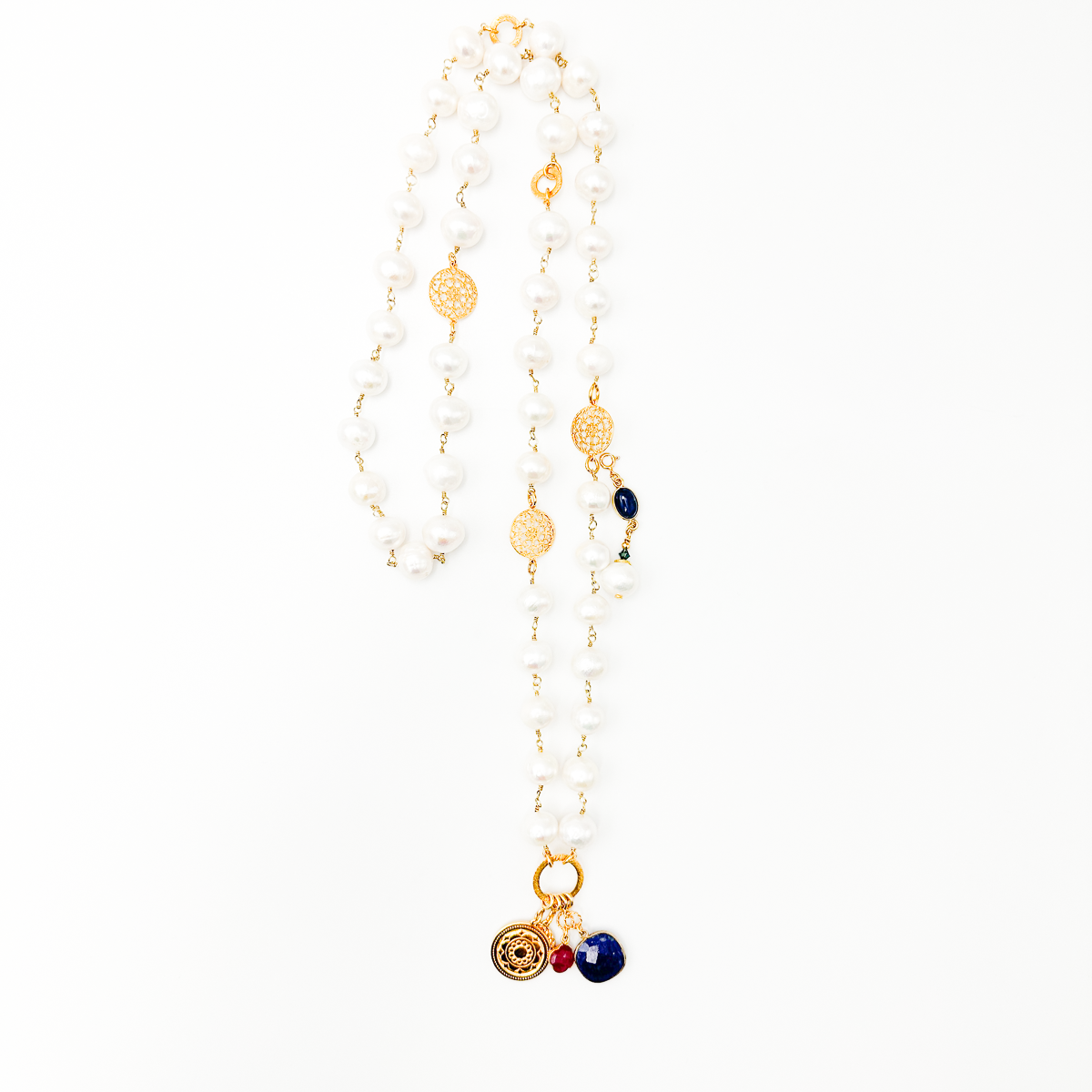 Długi naszyjnik Biała Perła od Ewa Mrochen Jewellery, elegancki i kobiecy, otulony szlachetnością na tle białego tła