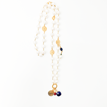 Długi naszyjnik Biała Perła od Ewa Mrochen Jewellery, elegancki i kobiecy, otulony szlachetnością na tle białego tła