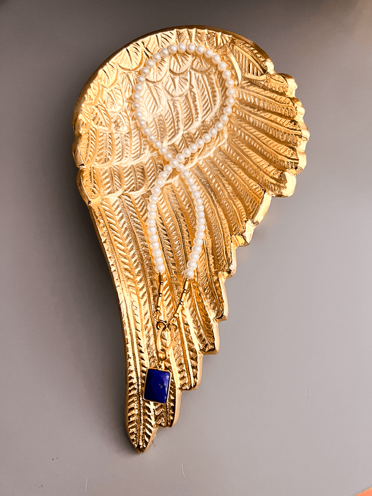 Biały naszyjnik z perłą od Ewa Mrochen Jewellery, elegancki naszyjnik Lady Style na delikatnej lince.