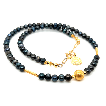 Czarny perłowy naszyjnik Ewa Mrochen Jewellery® z elegancką perłą i subtelnie ozdobionym zapięciem na zdjęciu