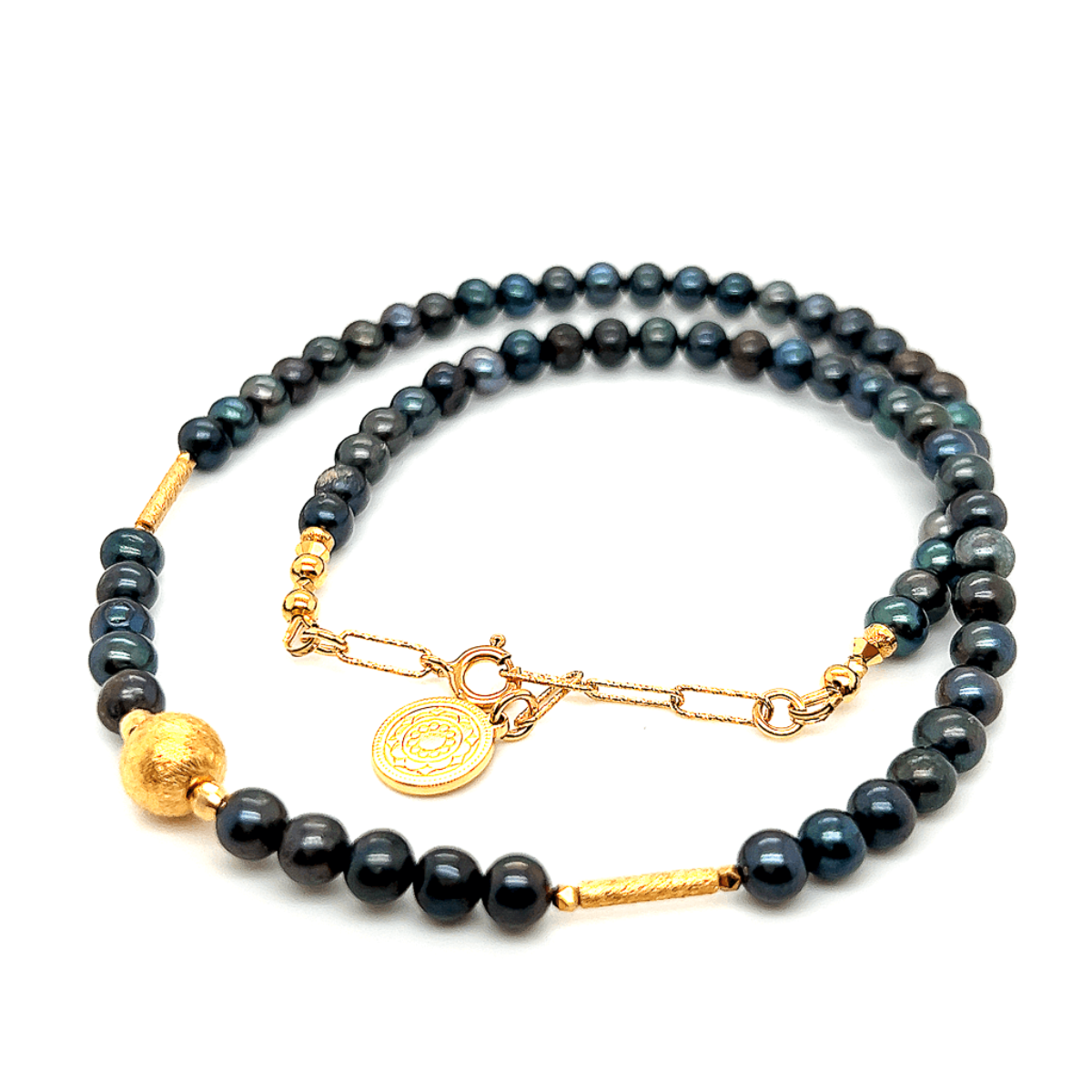 Czarny naszyjnik Ideał z perłą od Ewa Mrochen Jewellery® na delikatnym łańcuszku, elegancki i subtelny dodatek do stroju