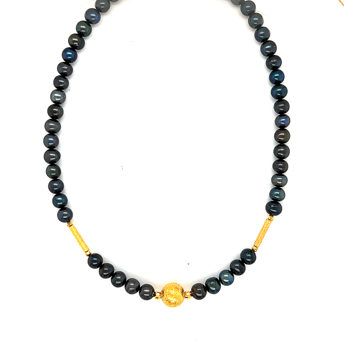Czarny naszyjnik Ewa Mrochen Jewellery® z perłą Ideał, elegancki i delikatny, ozdobiony subtelnym zawieszeniem z czarnej perły.