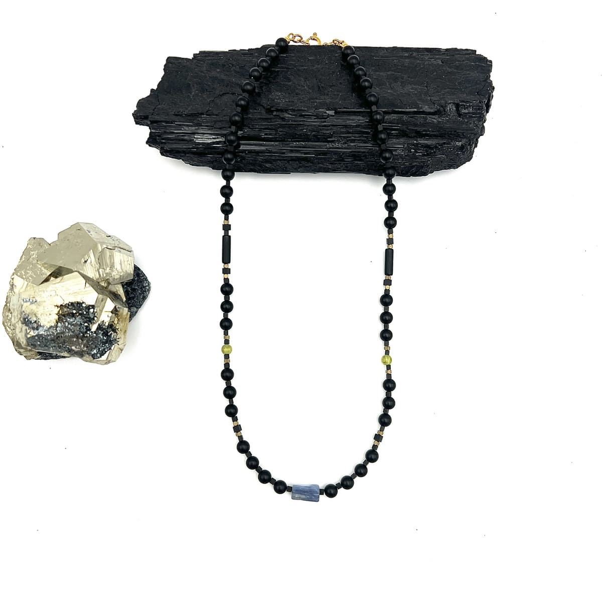 Czarny onyksowy naszyjnik od Ewa Mrochen Jewellery, elegancki i stylowy naszyjnik z czarnym onyksem, na tle białego tła.