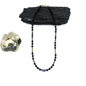 Czarny onyksowy naszyjnik marki Ewa Mrochen Jewellery na zdjęciu, ozdobny naszyjnik z czarnym onykiem i eleganckim designem