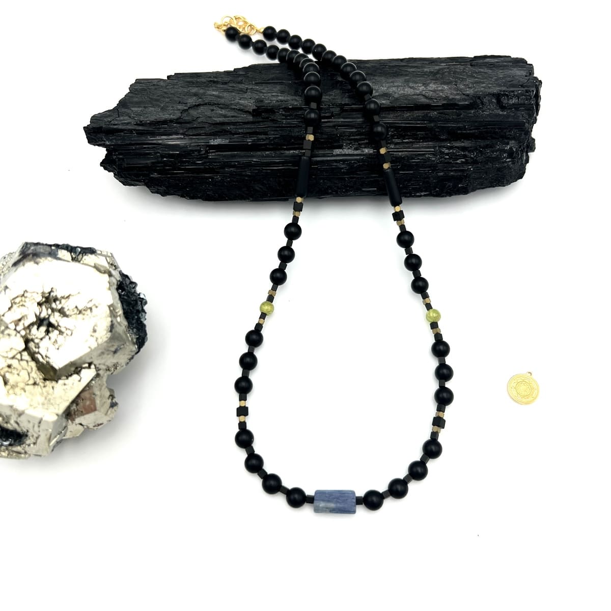 Czarny onyksowy naszyjnik Mistrz od Ewa Mrochen Jewellery, elegancki biżuteryjny dodatek na szyję.