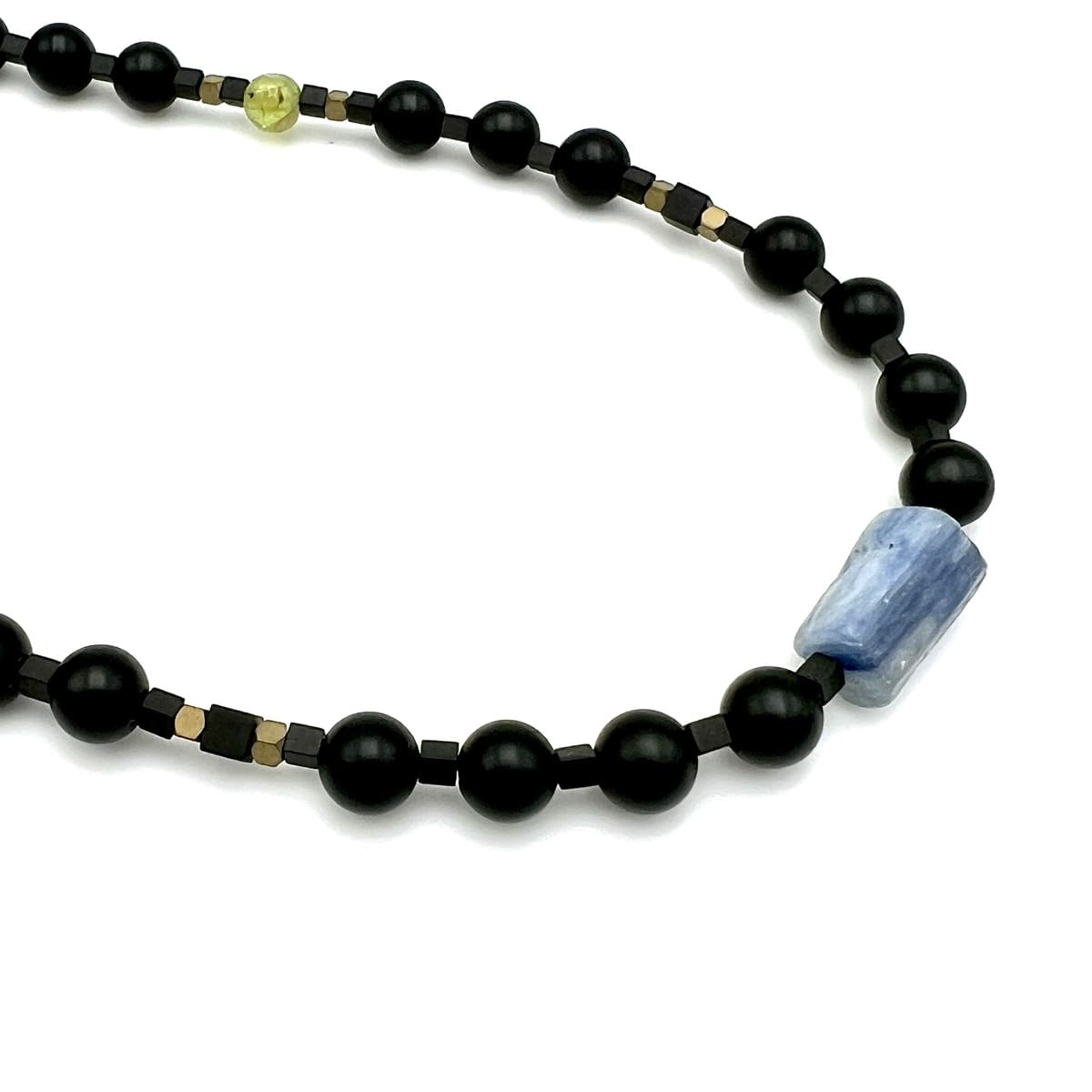 Czarny onyksowy naszyjnik marki Ewa Mrochen Jewellery z eleganckim, minimalistycznym designem na zdjęciu.