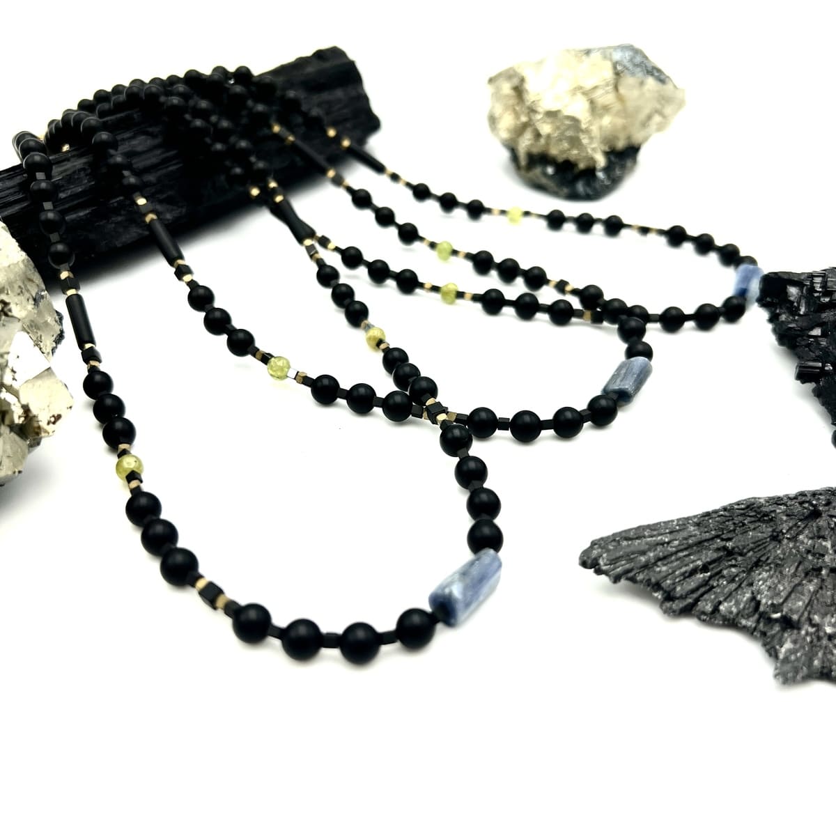 Czarny onyksowy naszyjnik marki Ewa Mrochen Jewellery z eleganckim designem, idealny na wyjątkowe okazje