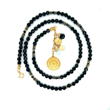 Czarny spinel na naszyjniku Ewa Mrochen Jewellery, ozdobiony klejnotem, elegancki i stylowy dodatek do biżuterii.
