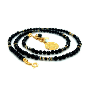 Czarny naszyjnik z spinelami od Ewa Mrochen Jewellery, elegancki klejnot inspiracji na delikatnym łańcuszku